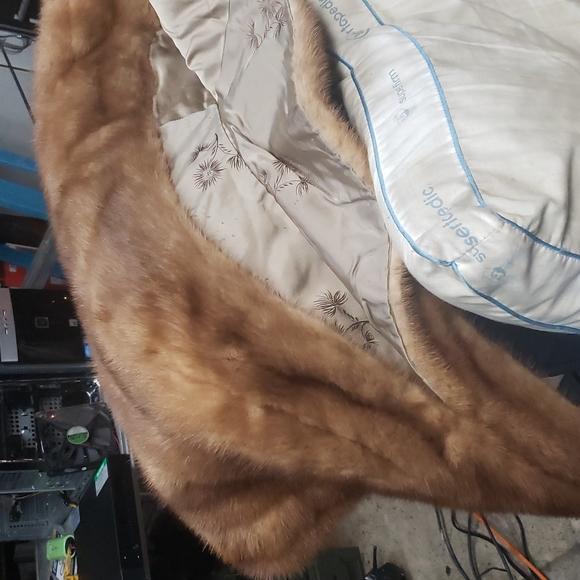 3/4 length Minx coat with blonde minx over shoulder - Picture 5 of 6